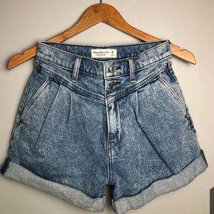 Abercrombie and Fitch 80’s Mom Jean ultra high rise size 25
